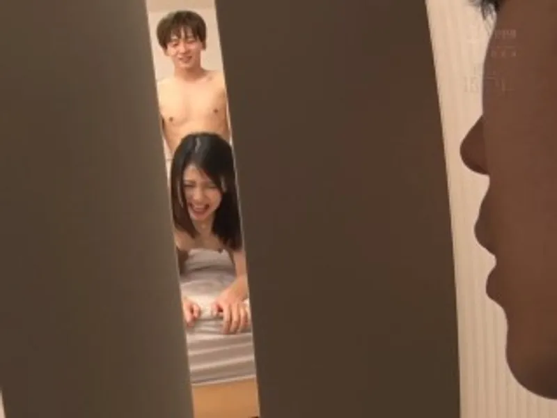 Thanh niên đang vụng trộm với chị nhà kề bên thì anh gã chồng về...