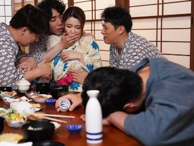 đưa vợ đi suối nước nóng, chồng không biết cô vợ bị người khác đụ sấp mặt