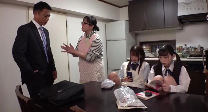 Ngày đầu gặp mặt bố dượng đã nắc 2 cô gái nhỏ riêng của vợ