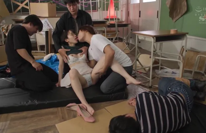 Giúp đỡ cậu any bị bắt nạt, nữ sinh dính vào đám côn đồ biến thái